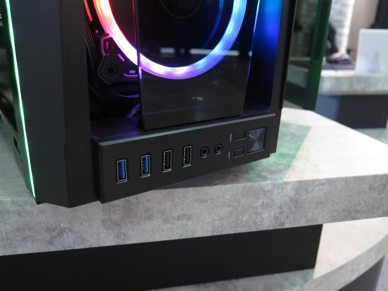 いずれのモデルも前面I/OとGAMDIASのロゴを入れ替え可能で、机の上でも床の上でも、環境に適したカスタマイズができる