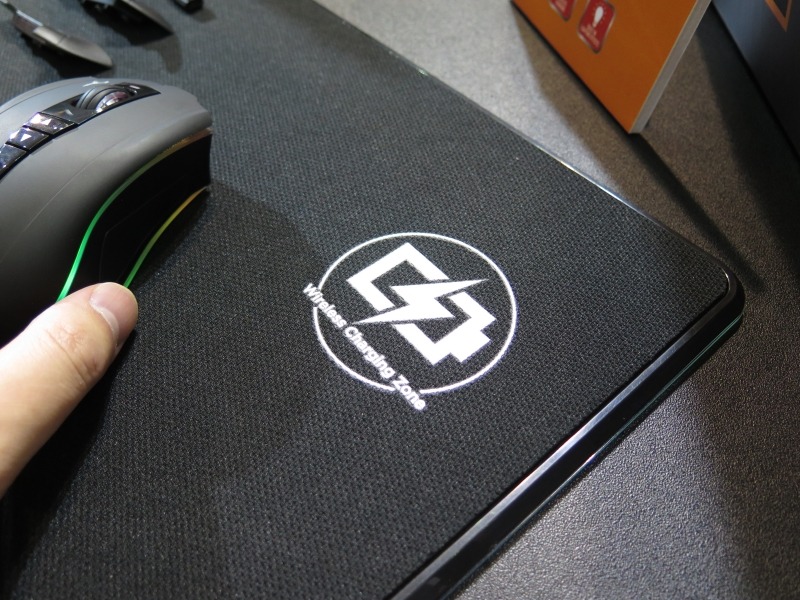 Qi対応部はロゴが入っている