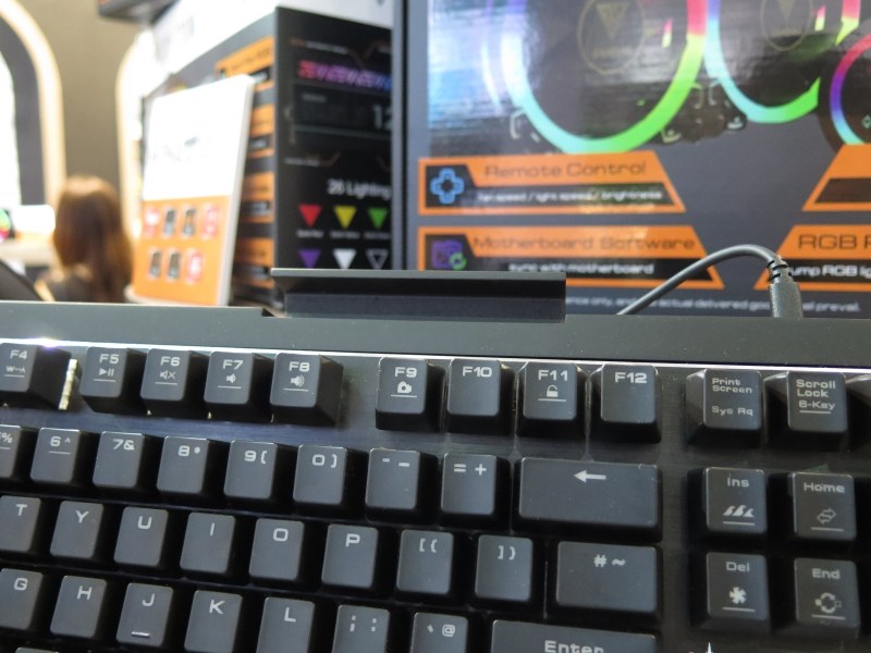 本体奥のスマートフォンスタンドが特徴