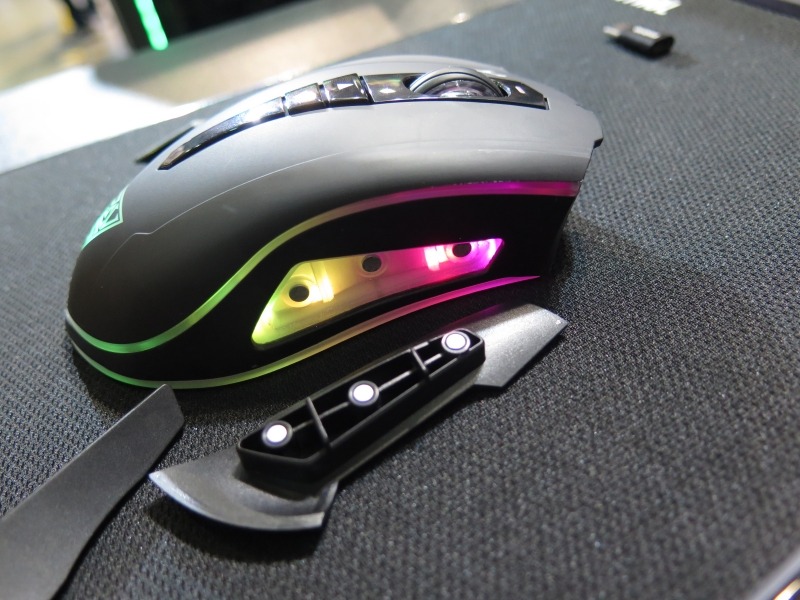 サイドのパーツは好みにあわせてカスタマイズできる