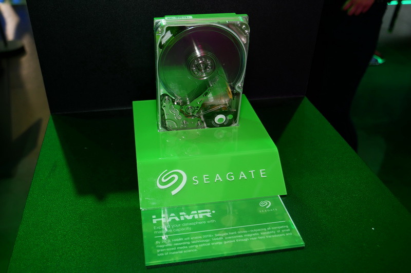 Seagateブースで展示された、熱アシスト磁気記録方式「HAMR」に対応する3.5インチHDD