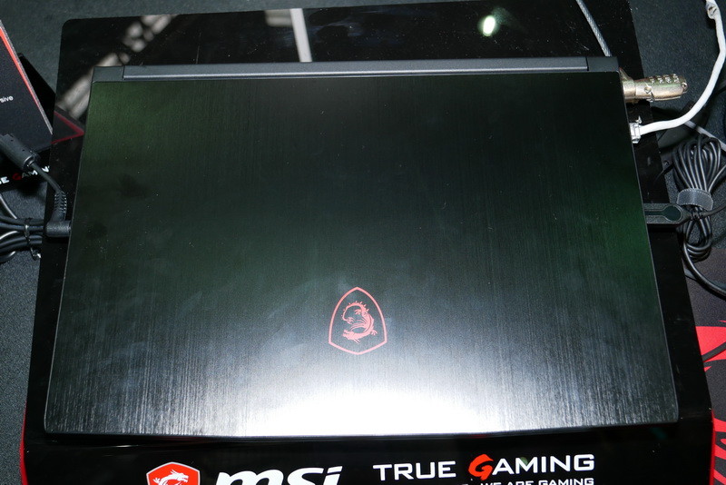 天板。こちらはブラックに赤のエンブレムと、MSIのゲーミングノートシリーズ同様のデザインだ