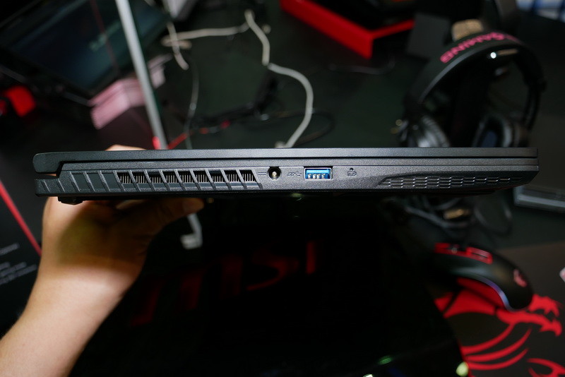 左側面。高さは21.7mmとゲーミングノートとしては薄い