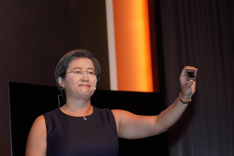 7nm Vegaを手に持つAMD 社長 兼 CEOのリサ・スー氏