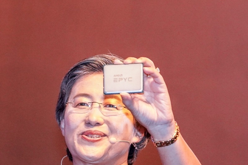 AMDが公開した7nmで製造されたEPYC、ヒートスプレッダがついていたためダイは確認できず