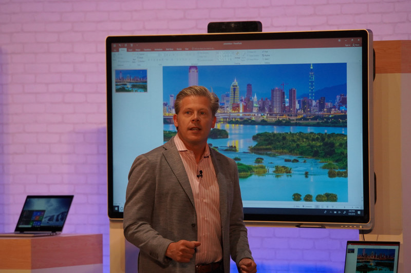 パーカー氏の後ろにあるがシャープのWindows Collaboration Displays