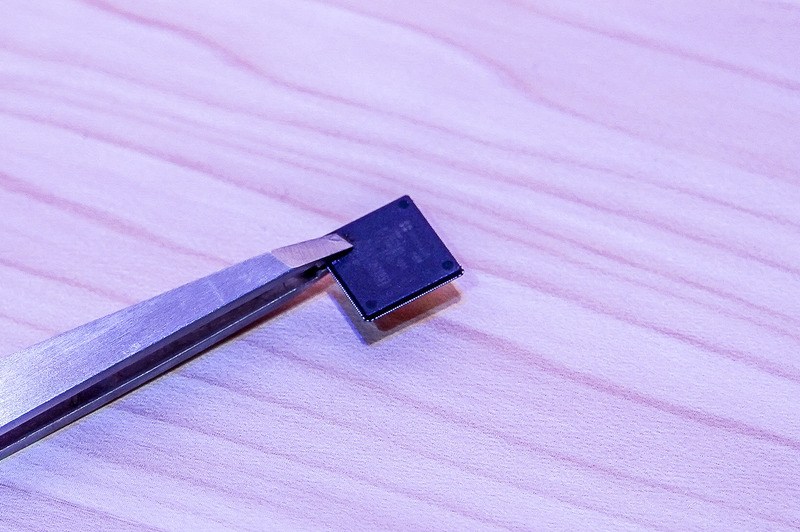 ハント氏が手に持っているのがAzure Sphere用のMCU