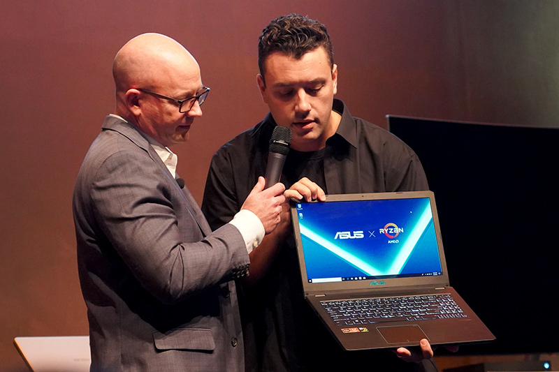 ASUS X570ZDが紹介される