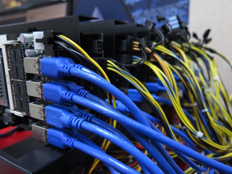 マザーボード上のUSB 3.0(のかたちをした)ポートを8基備える