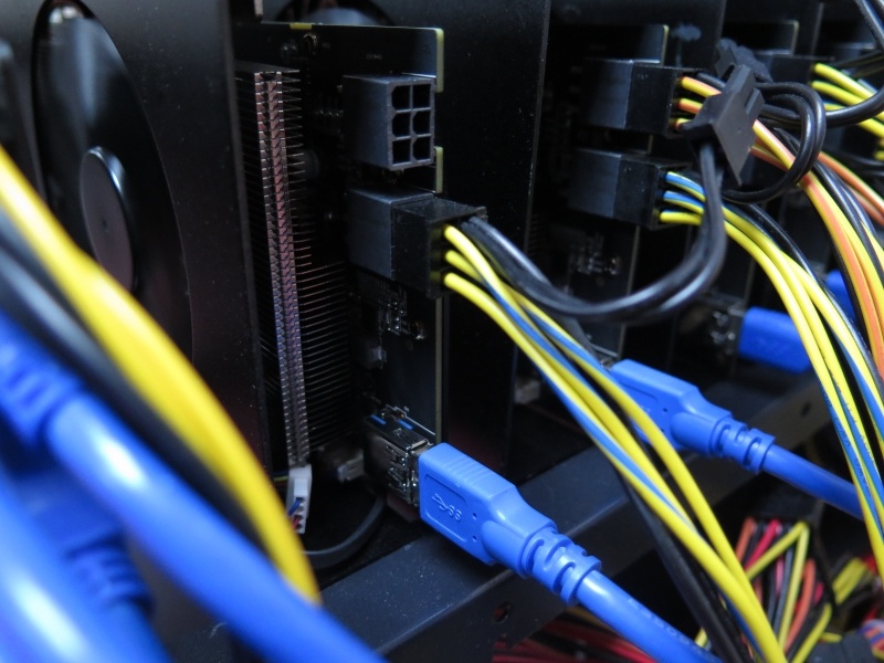 ビデオカードもUSB 3.0(のかたちをした)ポートで接続する