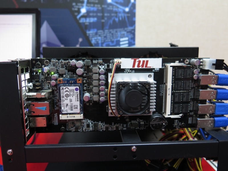 ビデオカードのかたちをしたマザーボードなので、増設が容易だ