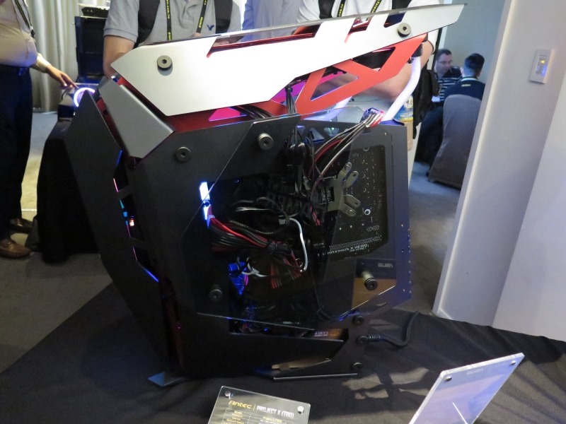 半オープンエアー型のProject X。Antecがこのようなデザインを採用するのは久しぶりだ