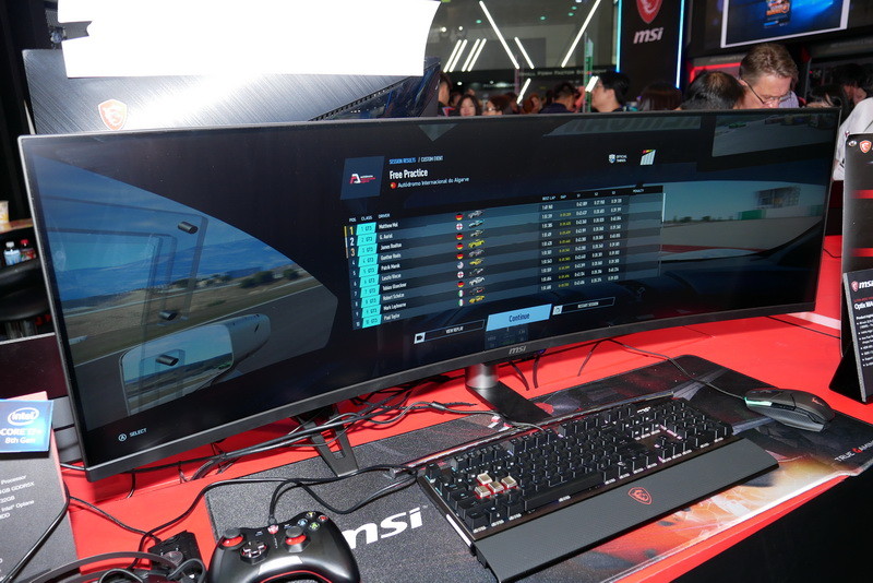 アスペクト比32.9、表示解像度3,840×1,080ドットの32.9型液晶を採用