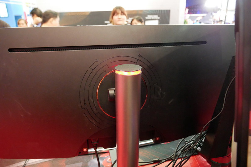 後方スタンド上部はイルミネーション機能を搭載している