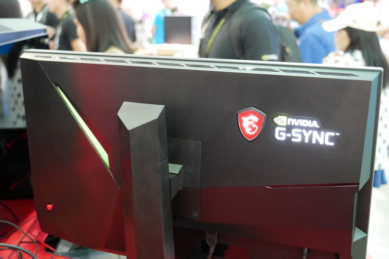 背面にはG-SYNCロゴと、左側にはMystic Lightに対応するLEDイルミネーションを搭載