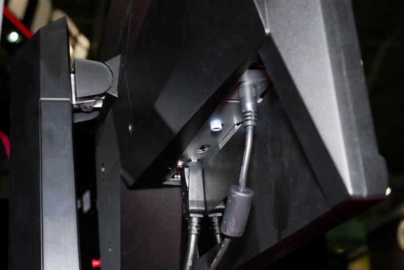 入力端子はHDMI×1とDisplayPort×1を用意