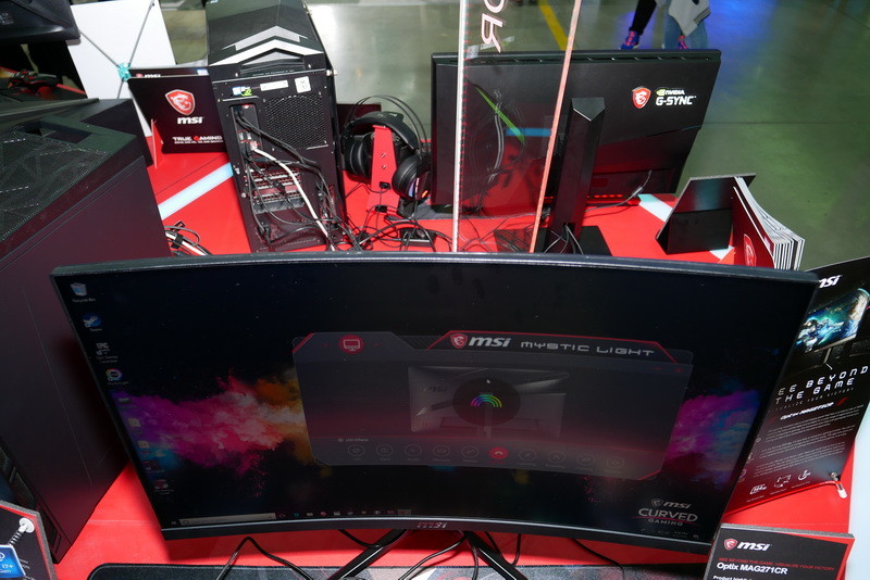 画面の湾曲率は1,800R