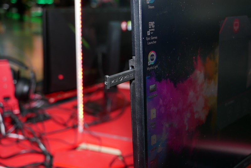 左側面には収納型のフックを用意