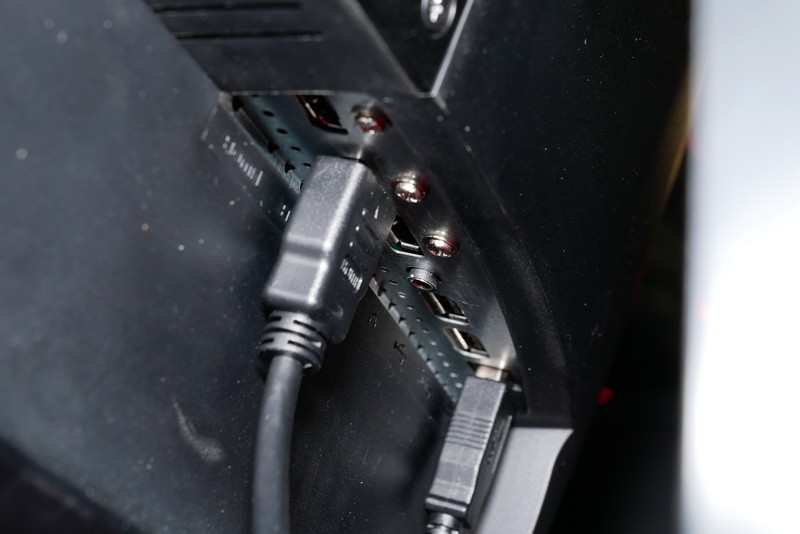 映像入力端子はHDMI×2、DisplayPort×1を用意。USBハブ機能も搭載する