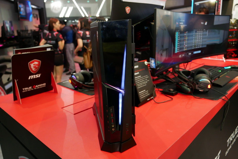 正面。縦置きでの利用が基本とされ、縦置き用スタンドも付属する