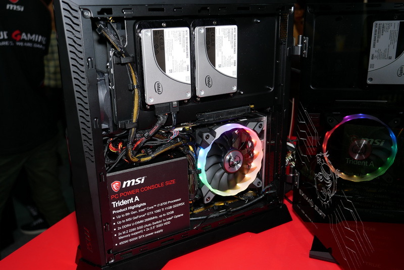 右パネルを開くと2.5インチシャドウベイ×2やLEDイルミネーション付きのCPUクーラーが見える