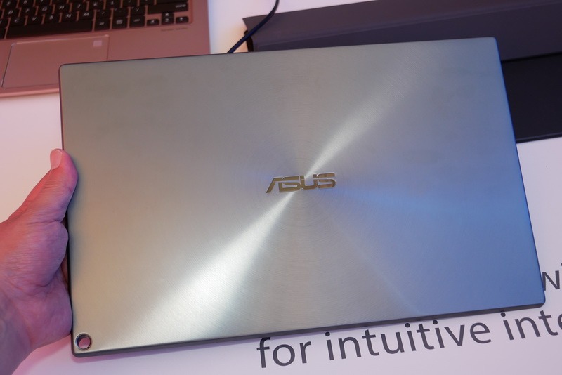 背面デザインは従来モデルと同じだ