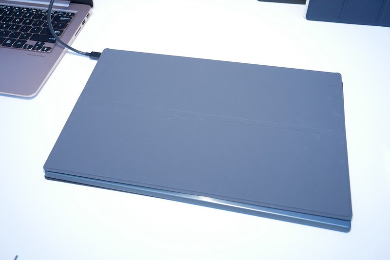 スタントとしても利用できるカバーも同じものが利用可能