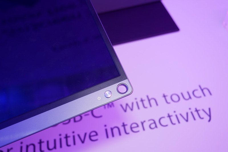 右下には鉛筆などをさして本体を立てられる穴がある