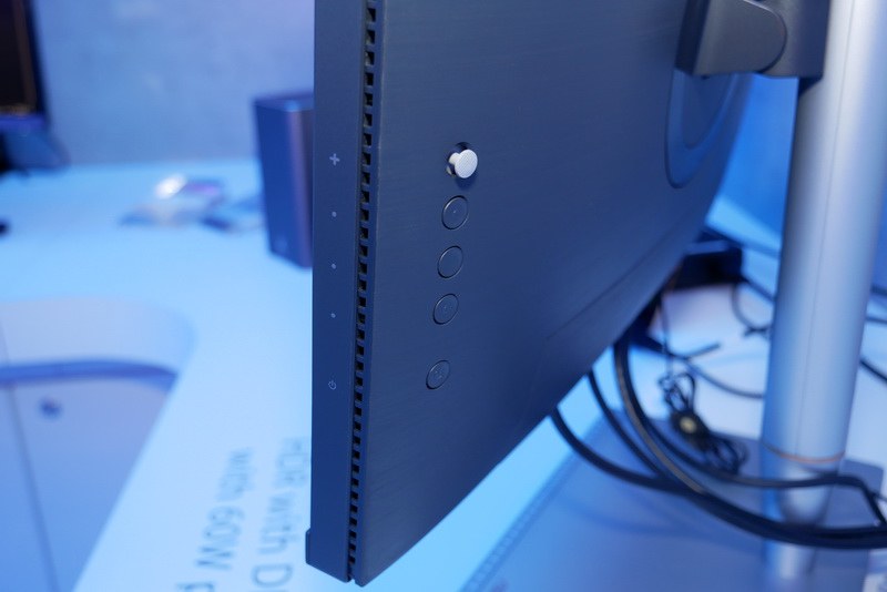 OSD操作用のボタンやジョイスティックは右背面に用意