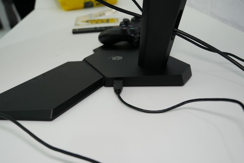 スタンドの左右側面に、コントローラ充電用のUSBポートを用意