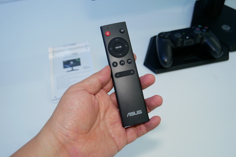 電源や入力切り替えは付属のリモコンで簡単に操作できる