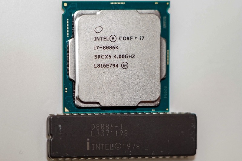 IntelのOpen Houseで展示された2つの8086。上が2018年のCore i7-8086K、下が1978年の8086。1978年に発売された8086は5MHz、そして2018年のCore i7-8086KはTurbo Boost有効時にシングルコア動作時に5GHzに達する