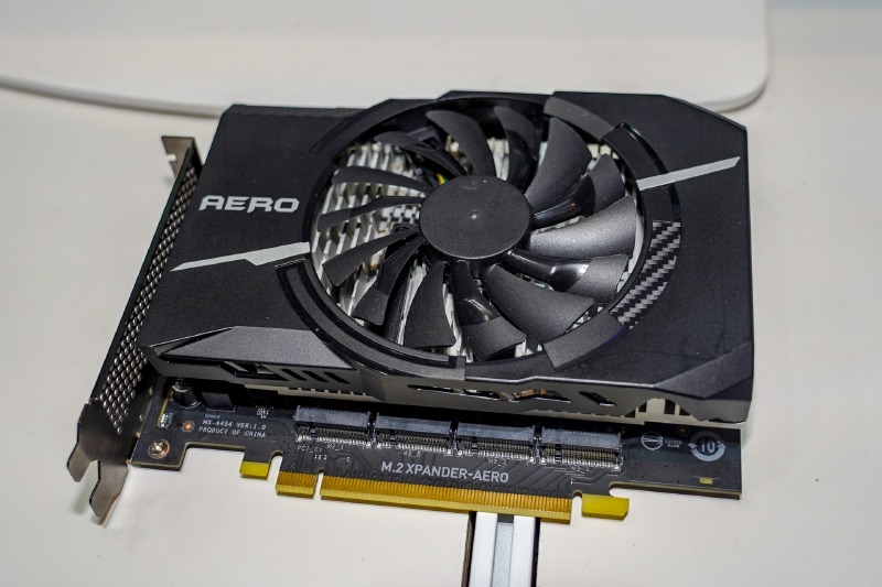 MSIのM.2のSSDを4つRAIDで使える拡張カードに入ったバージョン、RAID0にすれば劇的に速そうだ。コストは無視するとして……