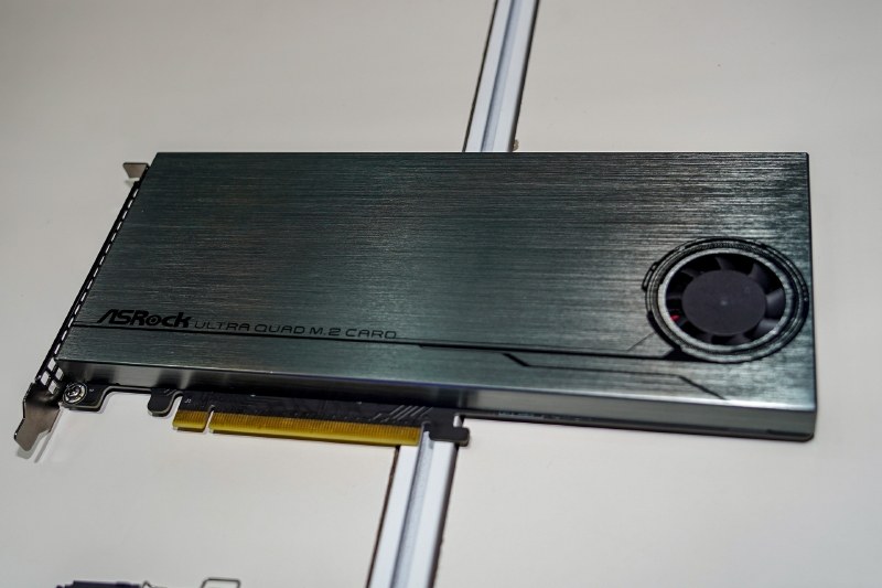こちらはASRock版、同じくM.2版Optaneが4つ入っている