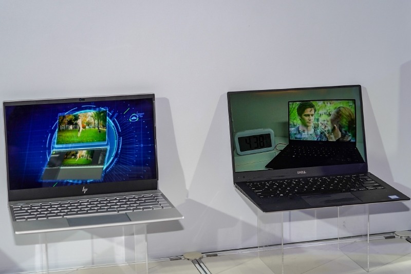 右はIntelがLow Power Display Technologyディスプレイ搭載に改造したXPS13、左はhpが開発し製品投入間近とされるLow Power Display Technology搭載ノートPC