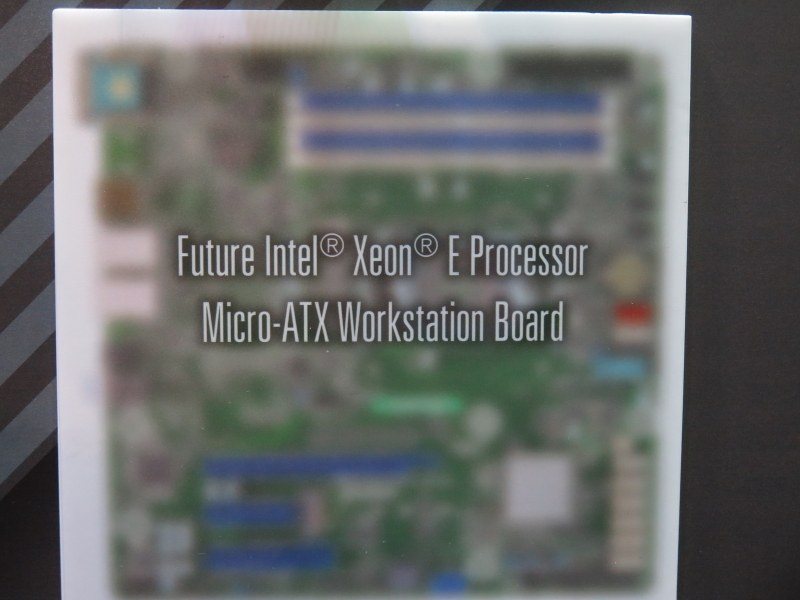 “次期Xeon Eプロセッサに対応する”とされるワークステーション向けmicroATXマザーボードのティザー。搭載チップセットはおそらくIntel C246になる