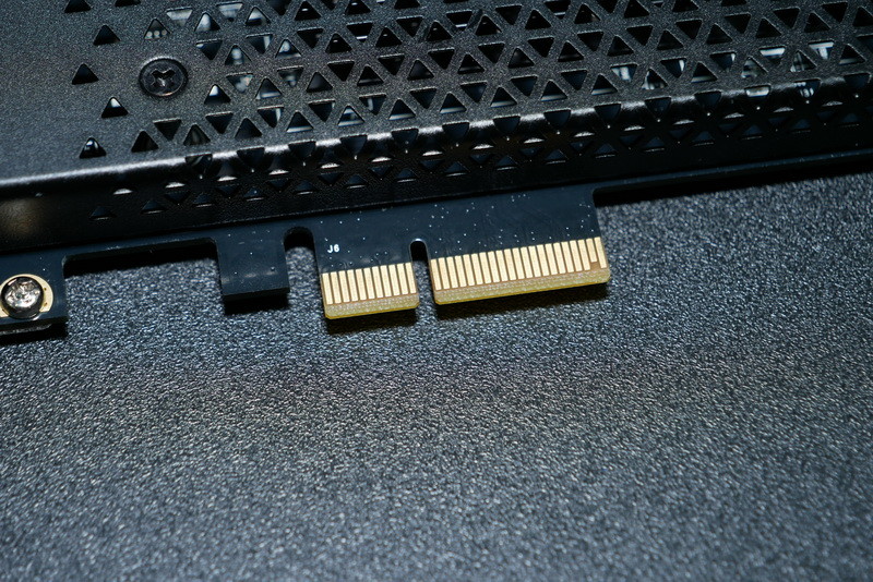 接続インターフェイスはPCI Express Gen 2 x4