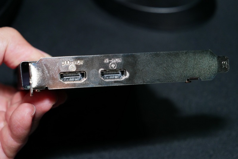 HDMI 2.0対応のHDMI入力端子およびHDMIパススルー出力端子を備え、パススルー出力からは遅延なく入力映像を出力できる