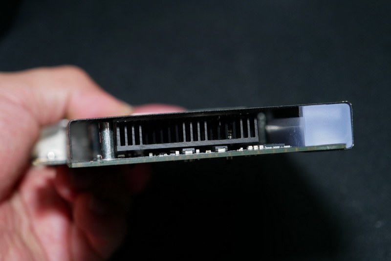 内部にはヒートシンクが見える