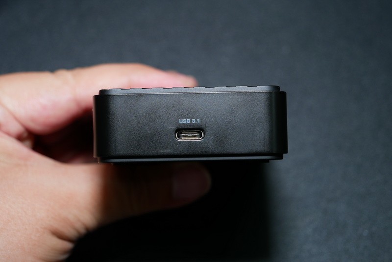 USBポートは、USB 3.1 Gen2準拠のUSB Type-Cを用意