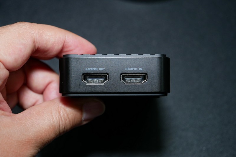 HDMI 2.0対応のHDMI入力端子およびHDMIパススルー出力端子を備え、パススルー出力からは遅延なく入力映像を出力できる
