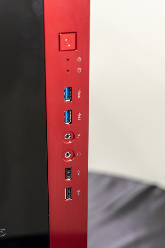 フロントパネル部。赤くても3倍は速くないようだ