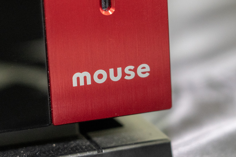 フロントパネル部。赤くても3倍は速くないようだ