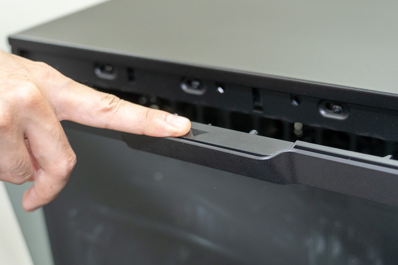 サイドパネル。量販店モデルのMASTERPIECE i1630PA3-SP2Gはガラスになっている。ワンタッチで開くのは作業性がよい。