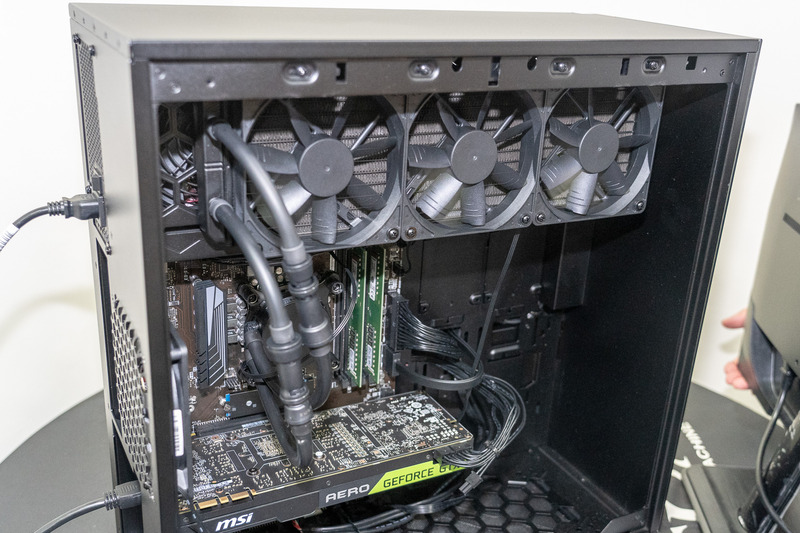CPUクーラーは3連ファンの水冷クーラー
