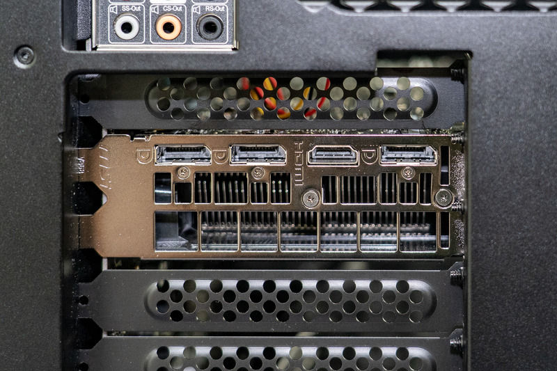 ディスプレイ出力はHDMI×1、DisplayPort×1