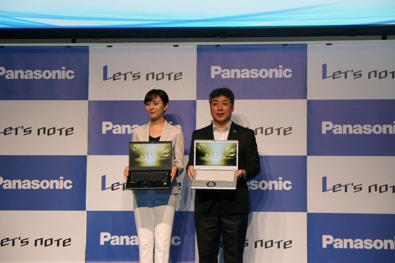 最新のレッツノートLV(CF-LV7)を手に持つパナソニック株式会社 コネクティッドソリューションズ社 常務 モバイルソリューションズ事業部 事業部長の坂元寬明氏と、女優の比嘉愛未さん