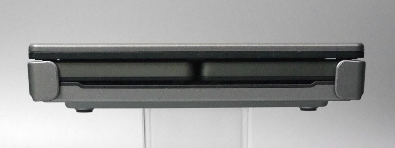 前面。3つに折り畳まれたキーボードの断面が見える
