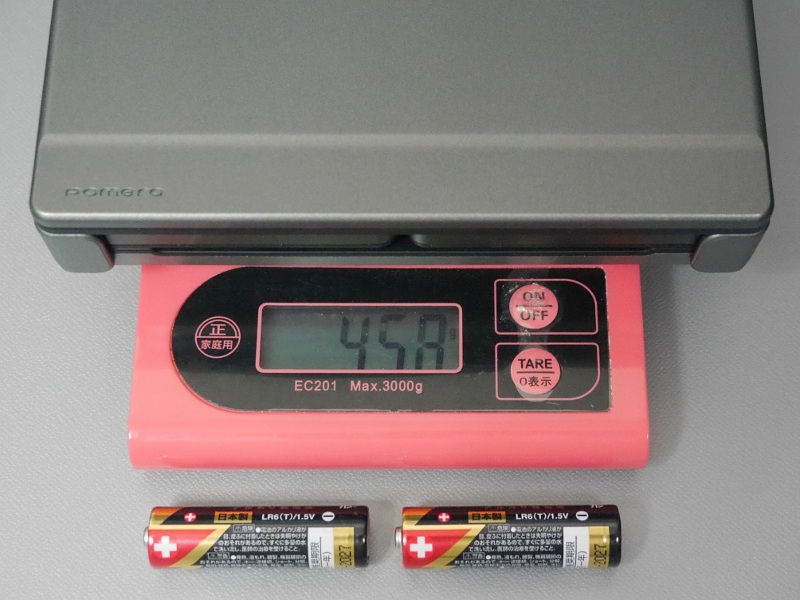 重量は公称値450g、実測値は458gだが、これは単3電池を含まない重量
