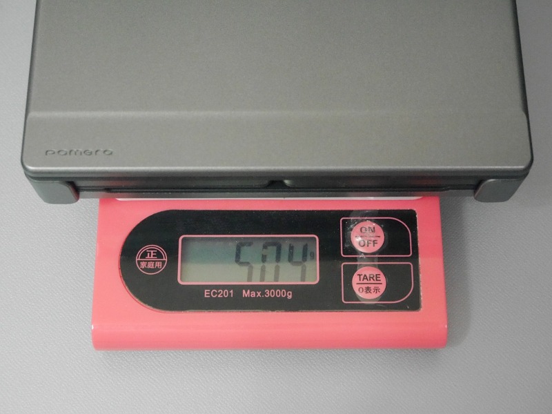 単3電池を含めると500gの大台を超え、実測504gとかなりの重さになる